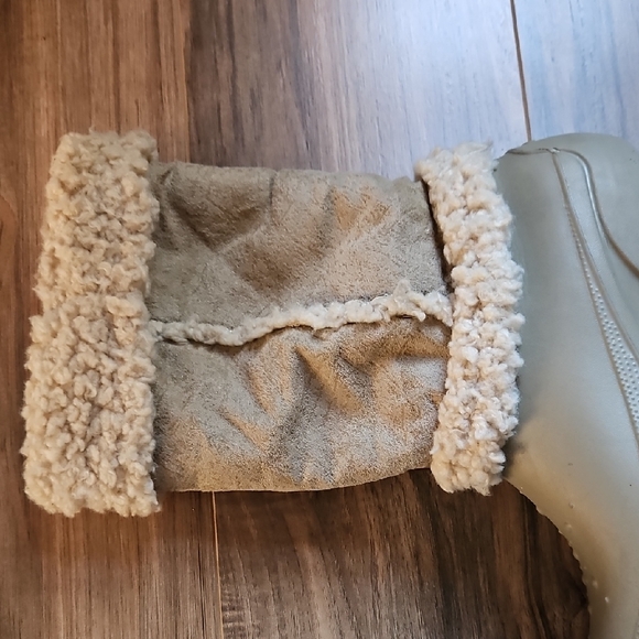 CROCS Women's Beige Fleece-Lined Clogs Shoes - Picture 13 of 15